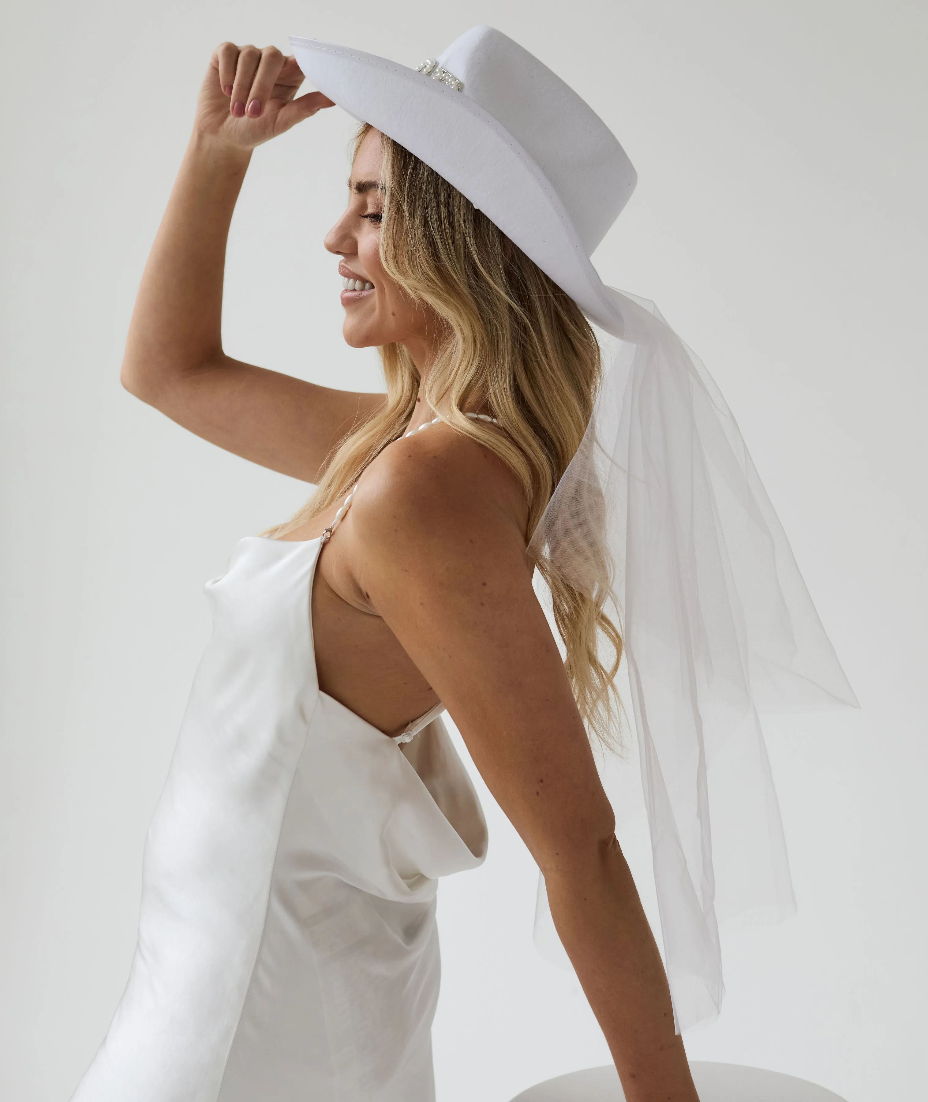 Pearl Bride Tulle Veil Cowboy Hat