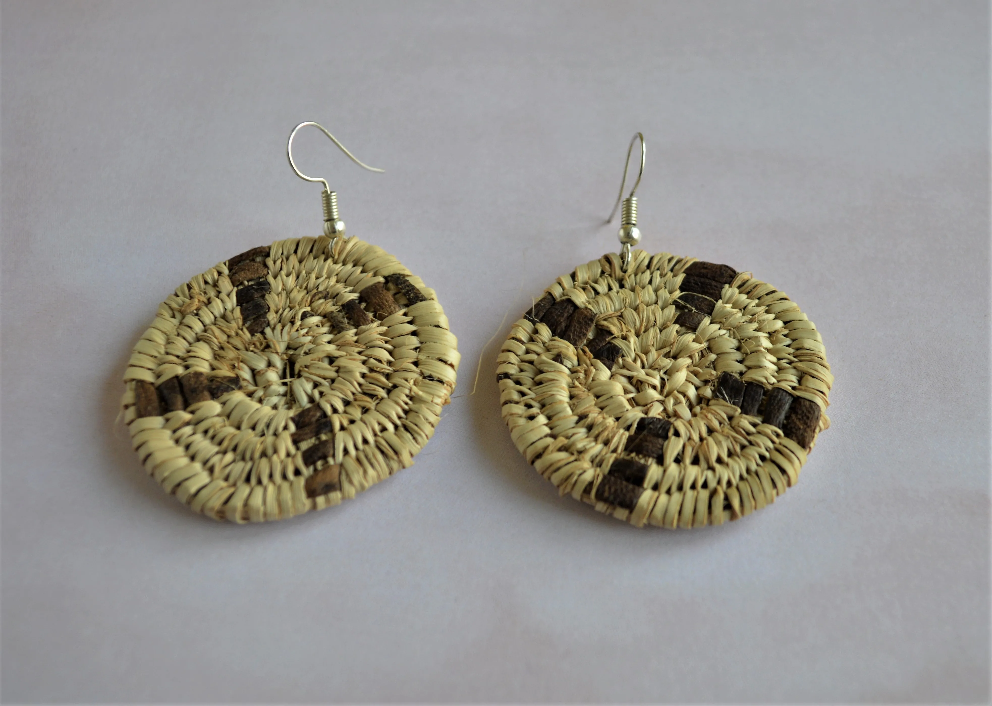 Round earrings palm straw and natural leather