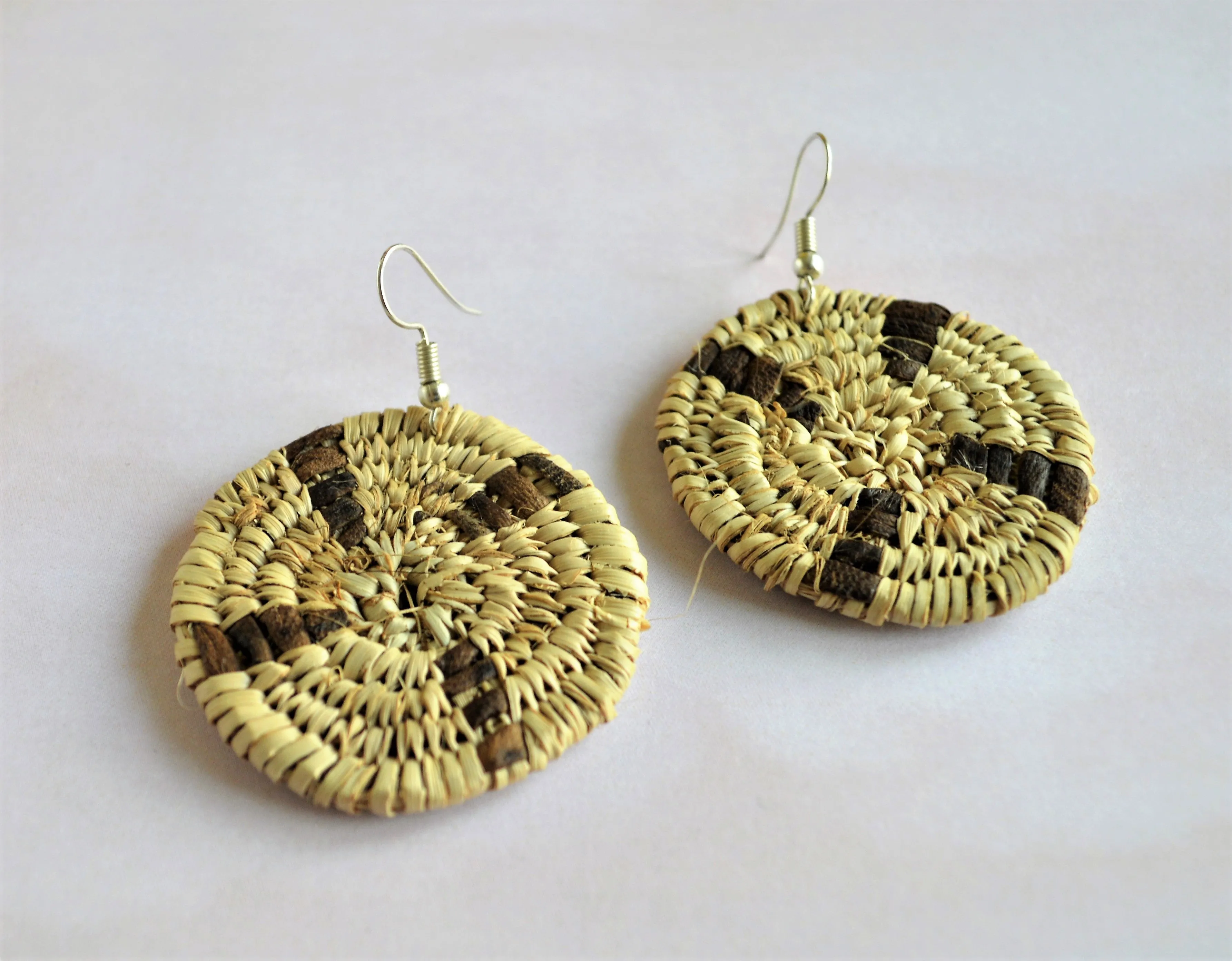 Round earrings palm straw and natural leather