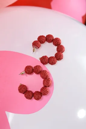 STRAW BALLED HOOP EARRINGS -RED