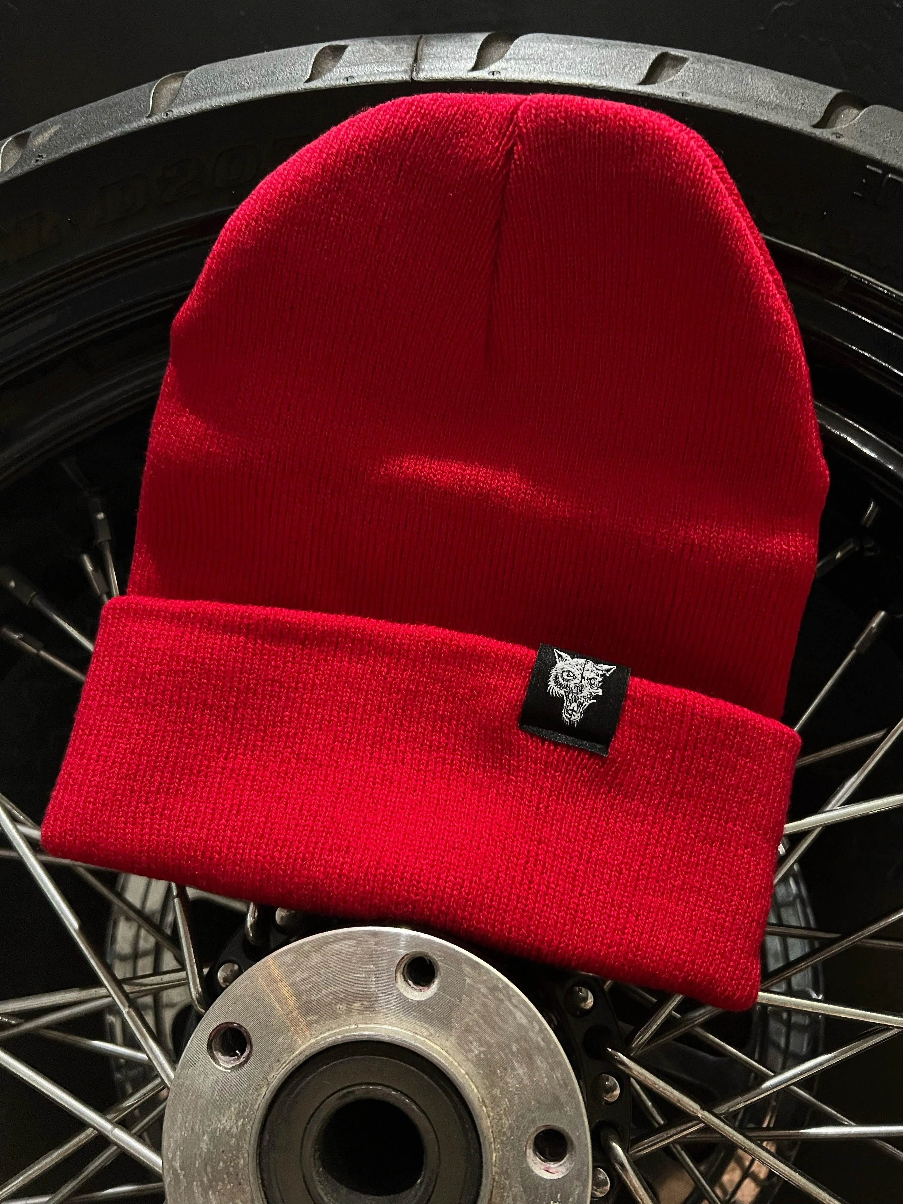 WOLF BEANIE RED