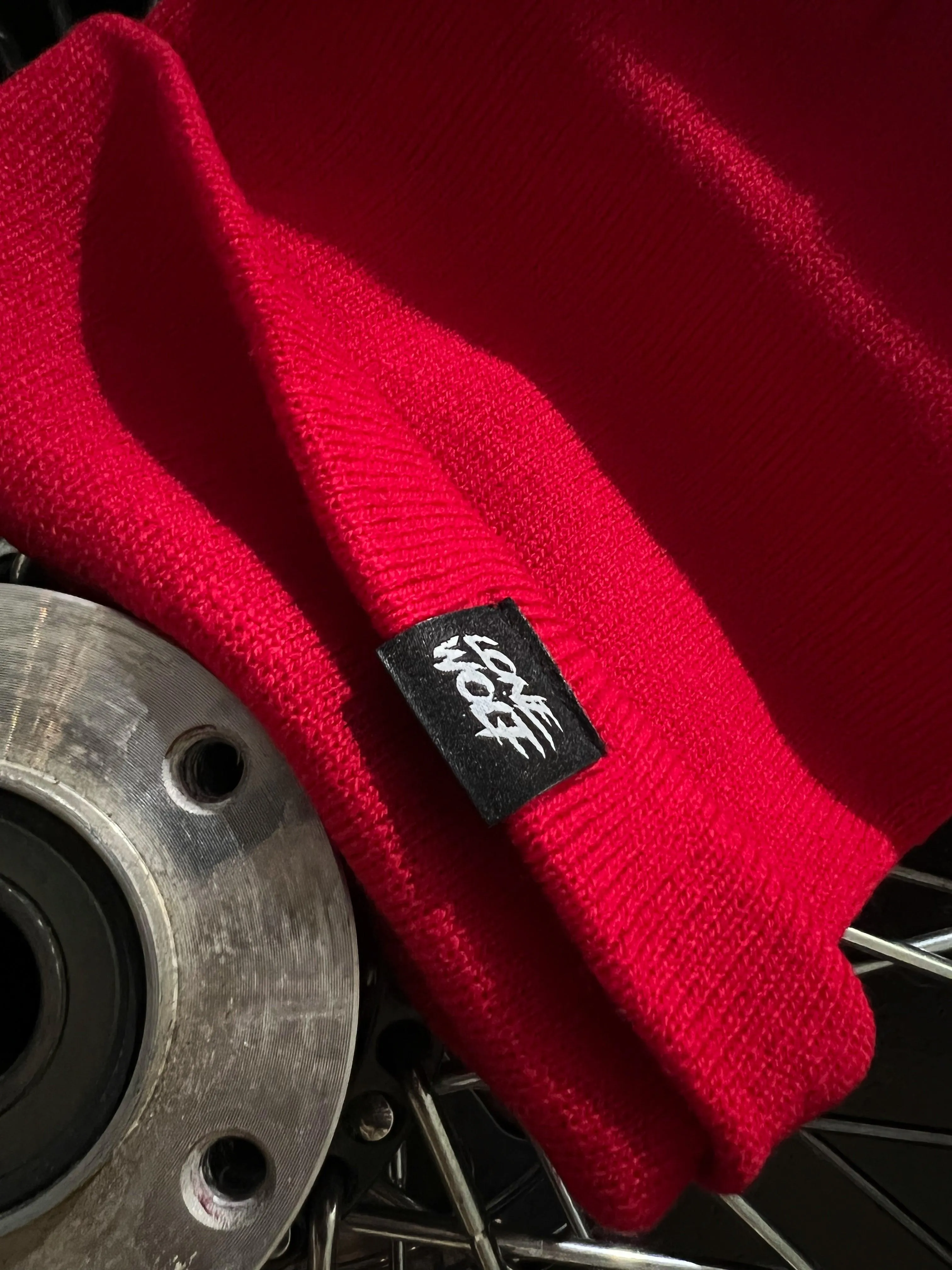 WOLF BEANIE RED